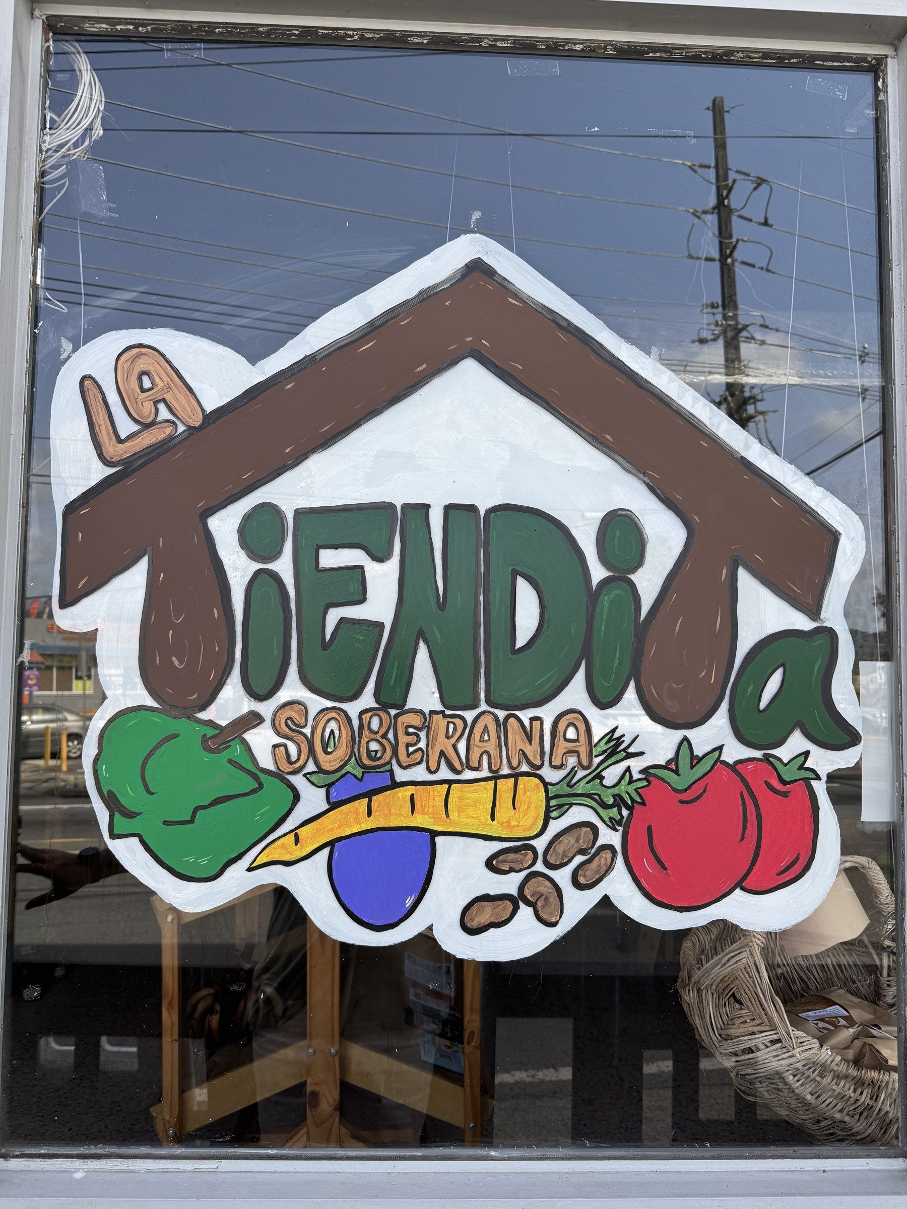 La vitrina con el logo de la tiendita