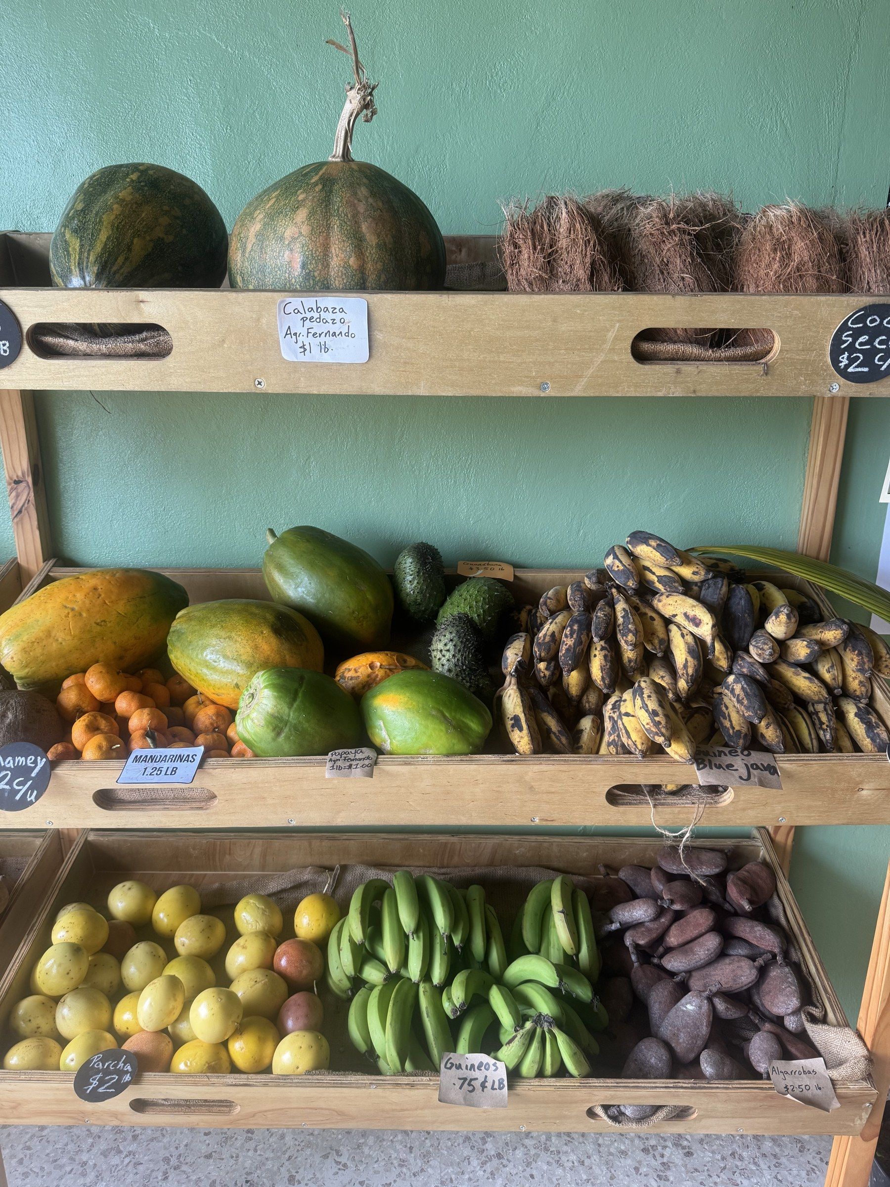 Frutas y viandas en el mostrador